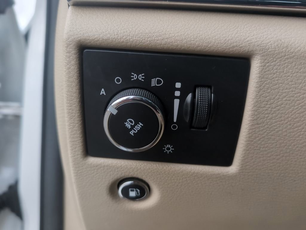 Used 2015 Jeep Grand Cherokee Overland w/ Advanced Technology Group image 18