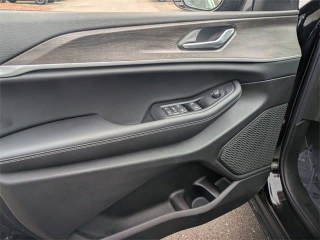 New 2026 Jeep Grand Cherokee Altitude AWD/4WD image 17