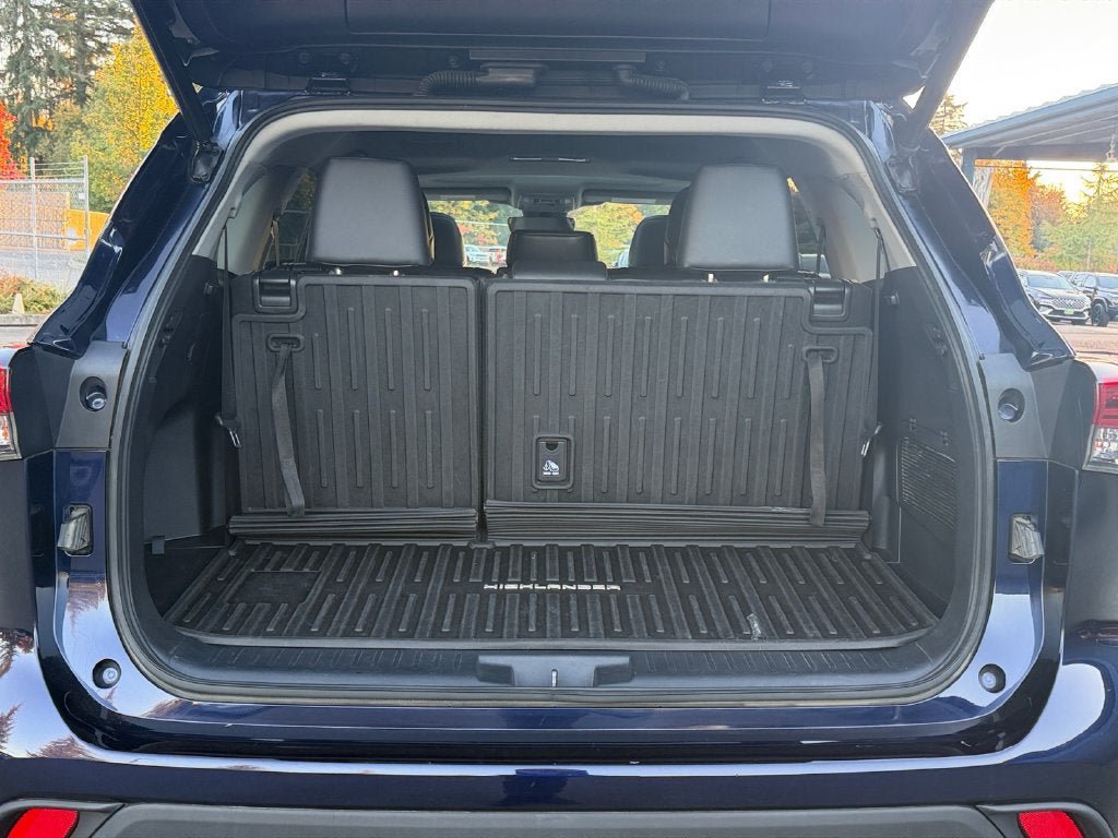 Used 2021 Toyota Highlander XLE AWD/4WD image 23