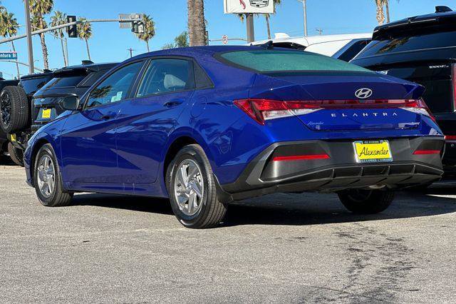 Used 2025 Hyundai Elantra SE image 6