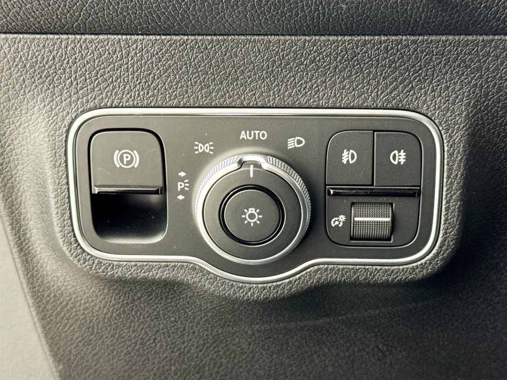 Used 2025 Mercedes-Benz GLB 250 image 10