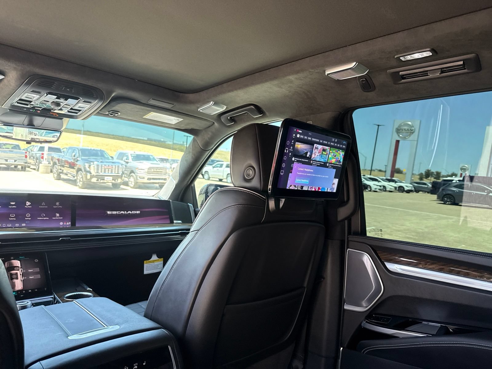 Used 2026 Cadillac Escalade Platinum Sport w/ LPO, ONYX Package AWD/4WD image 15