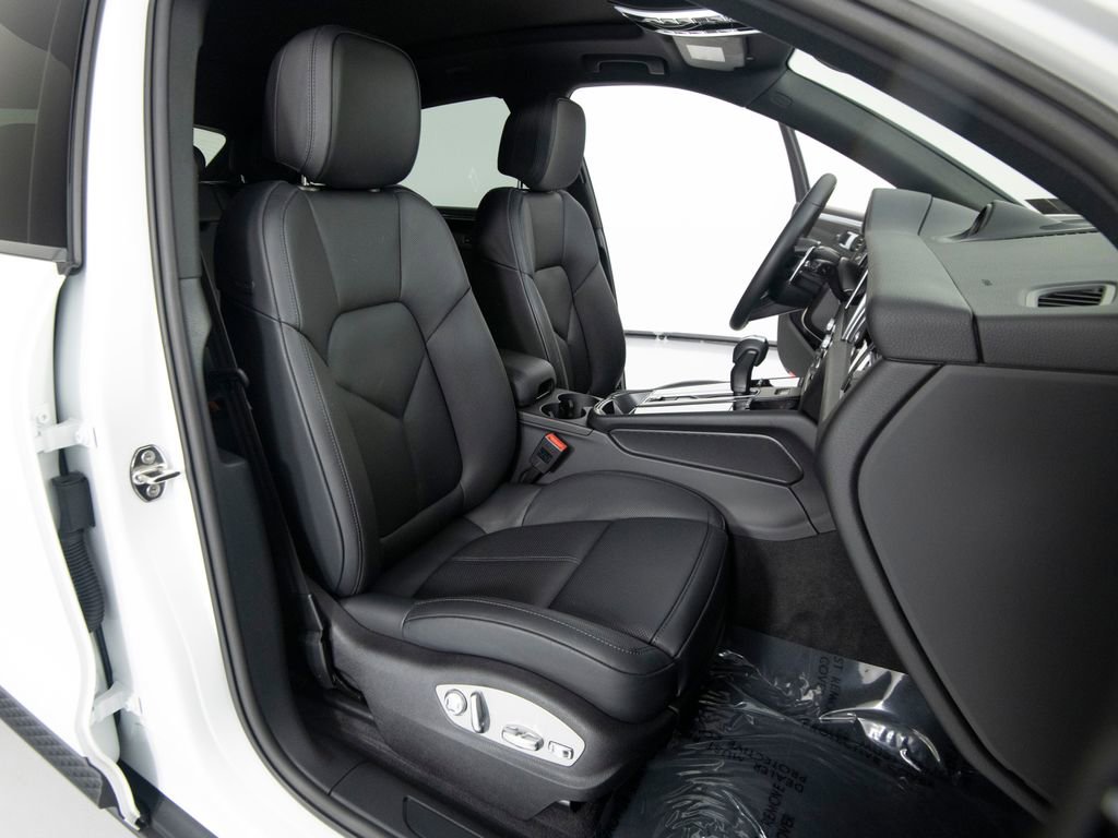 Certified 2025 Porsche Macan image 33
