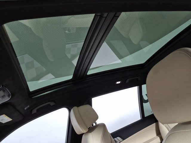 Used 2022 BMW X7 M50i image 22