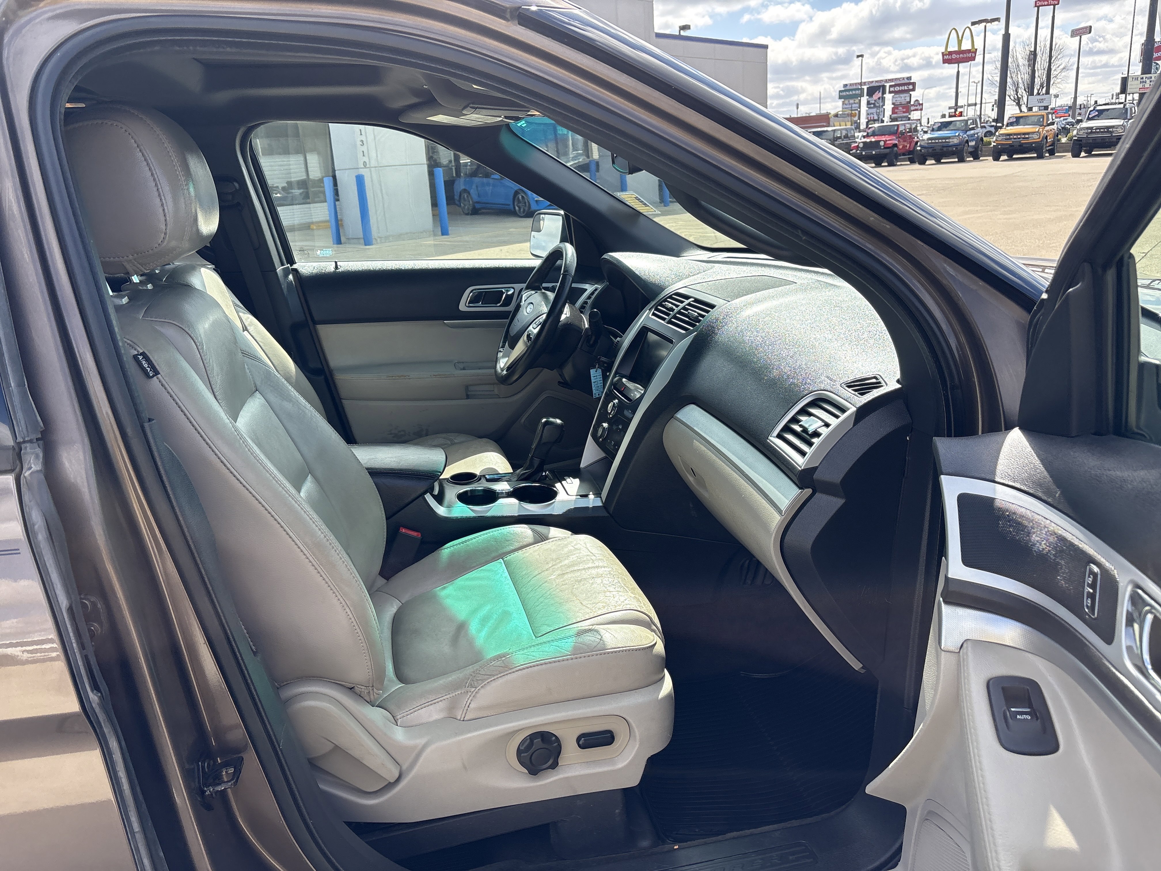 Used 2015 Ford Explorer XLT w/ Equipment Group 202A FWD image 10