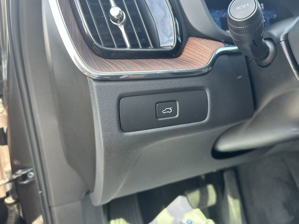 Certified 2023 Volvo XC60 B5 Plus w/ Climate Package AWD/4WD image 17