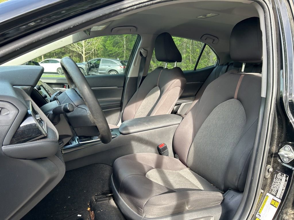 Used 2019 Toyota Camry LE image 3