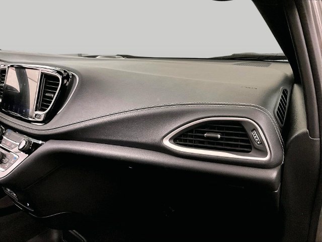 Used 2022 Chrysler Pacifica Touring-L w/ S Appearance Package FWD image 15