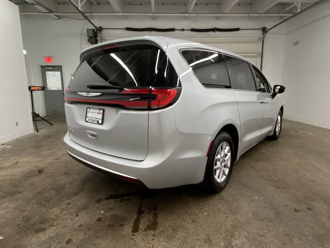 Used 2024 Chrysler Pacifica Touring-L FWD image 6
