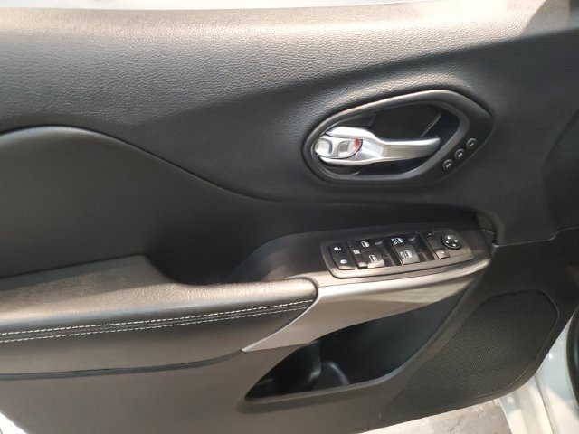 Used 2019 Jeep Cherokee Overland w/ Technology Group AWD/4WD image 11