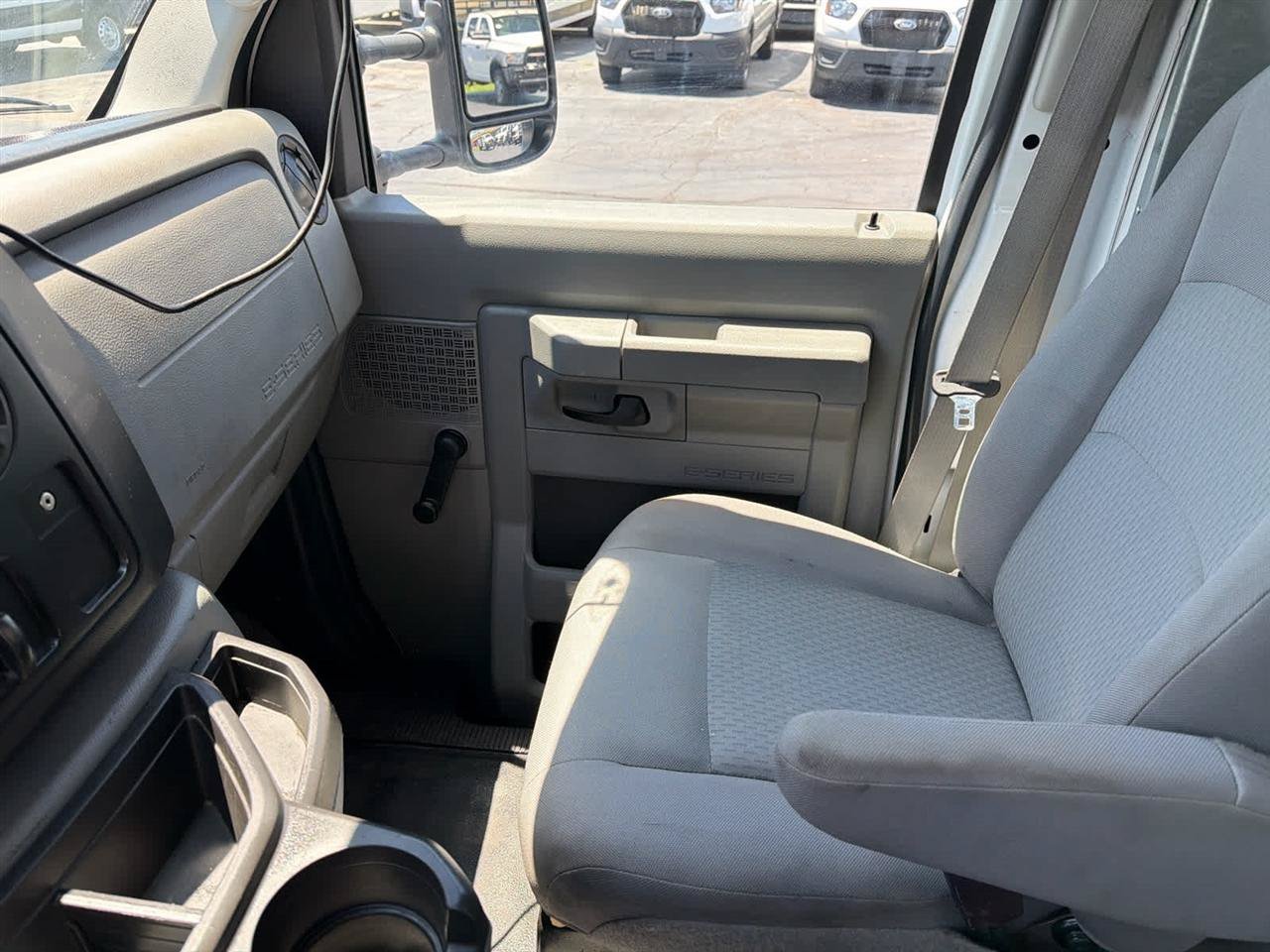 Used 2016 Ford E-450 and Econoline 450 Super Duty w/ Exterior Upgrade Package RWD image 20