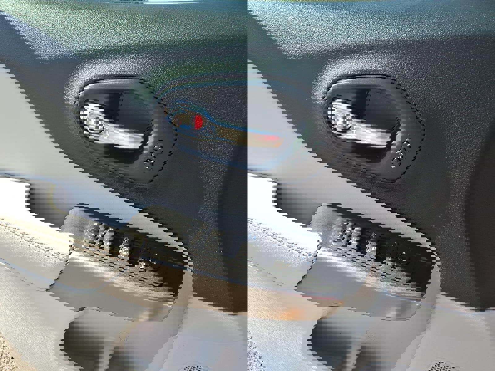 Used 2020 Jeep Cherokee Limited image 17