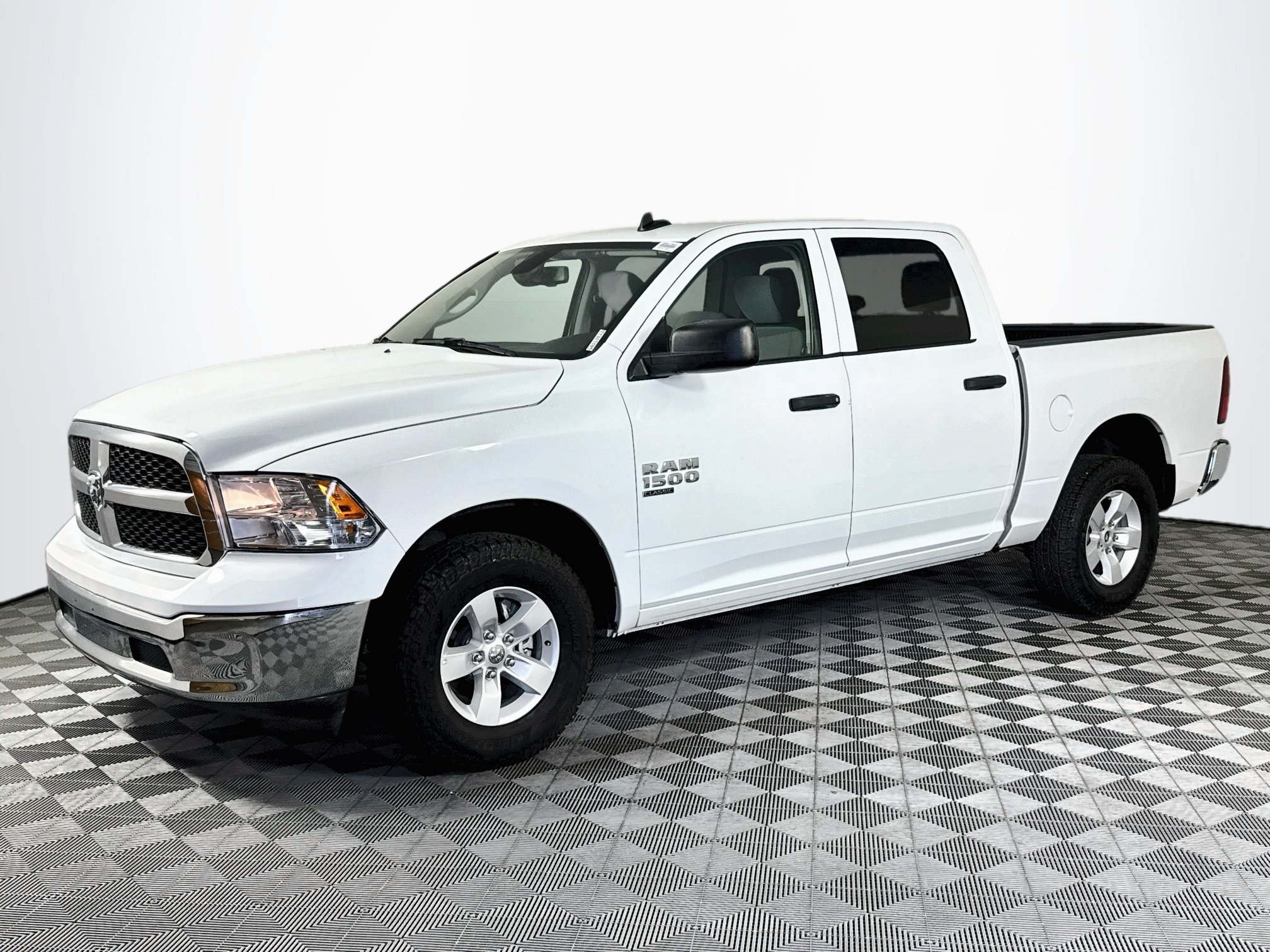 Used 2023 RAM 1500 Classic SLT w/ Electronics Group AWD/4WD image 4