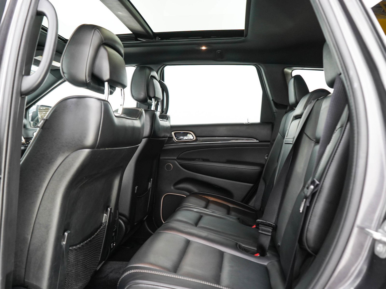 Used 2017 Jeep Grand Cherokee Overland AWD/4WD image 15