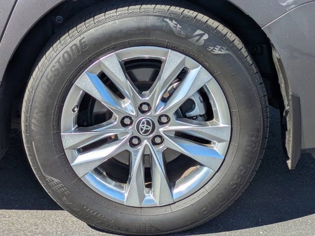 Used 2022 Toyota Sienna Limited image 13