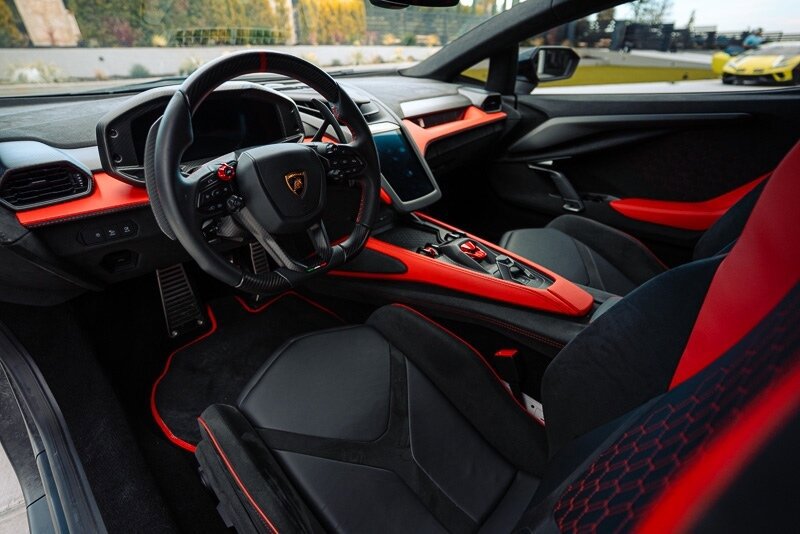 Used 2024 Lamborghini Revuelto image 20