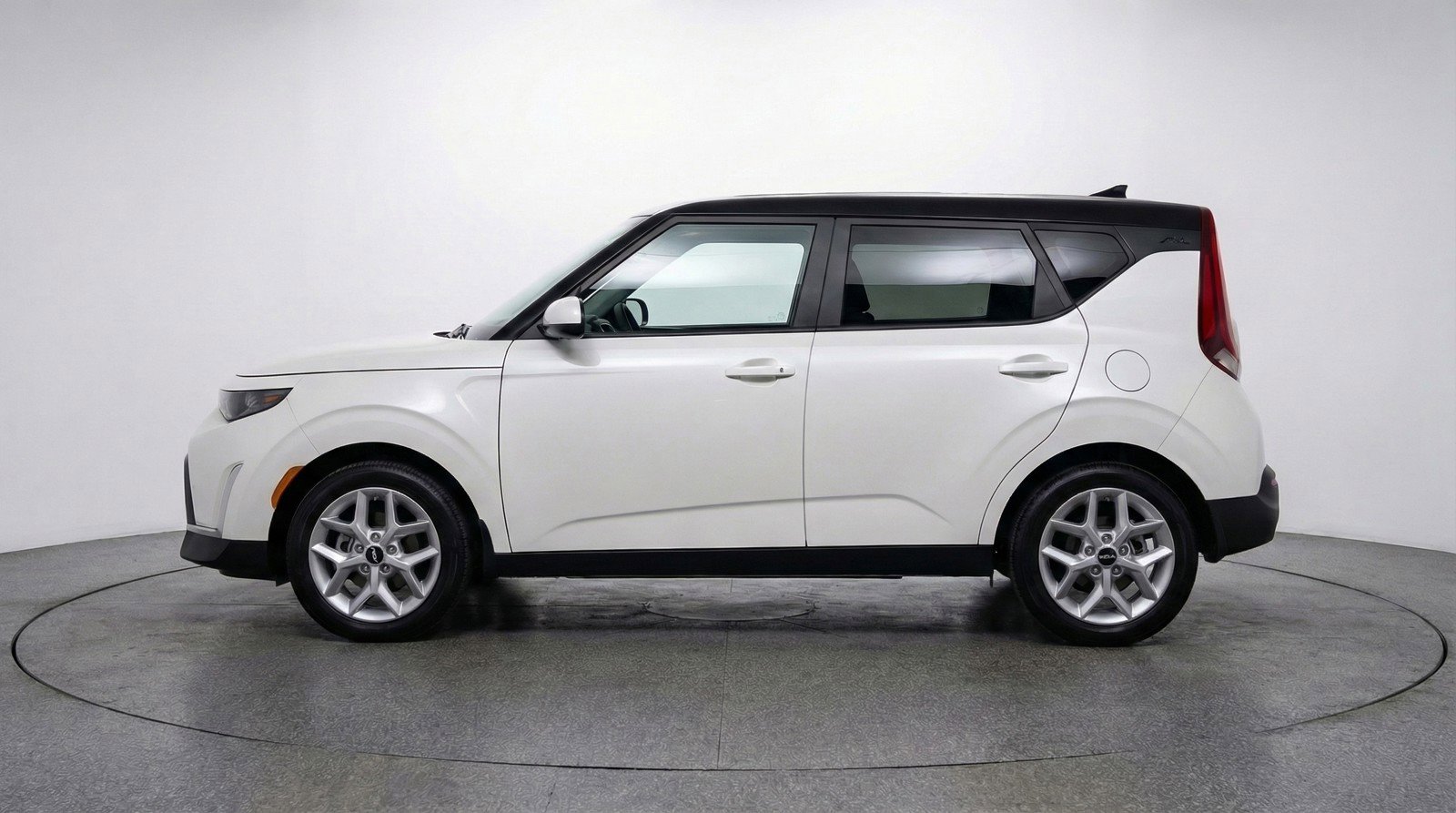 Used 2025 Kia Soul LX w/ LX Technology Package FWD image 5
