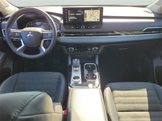 Used 2025 Mitsubishi Outlander SE image 13