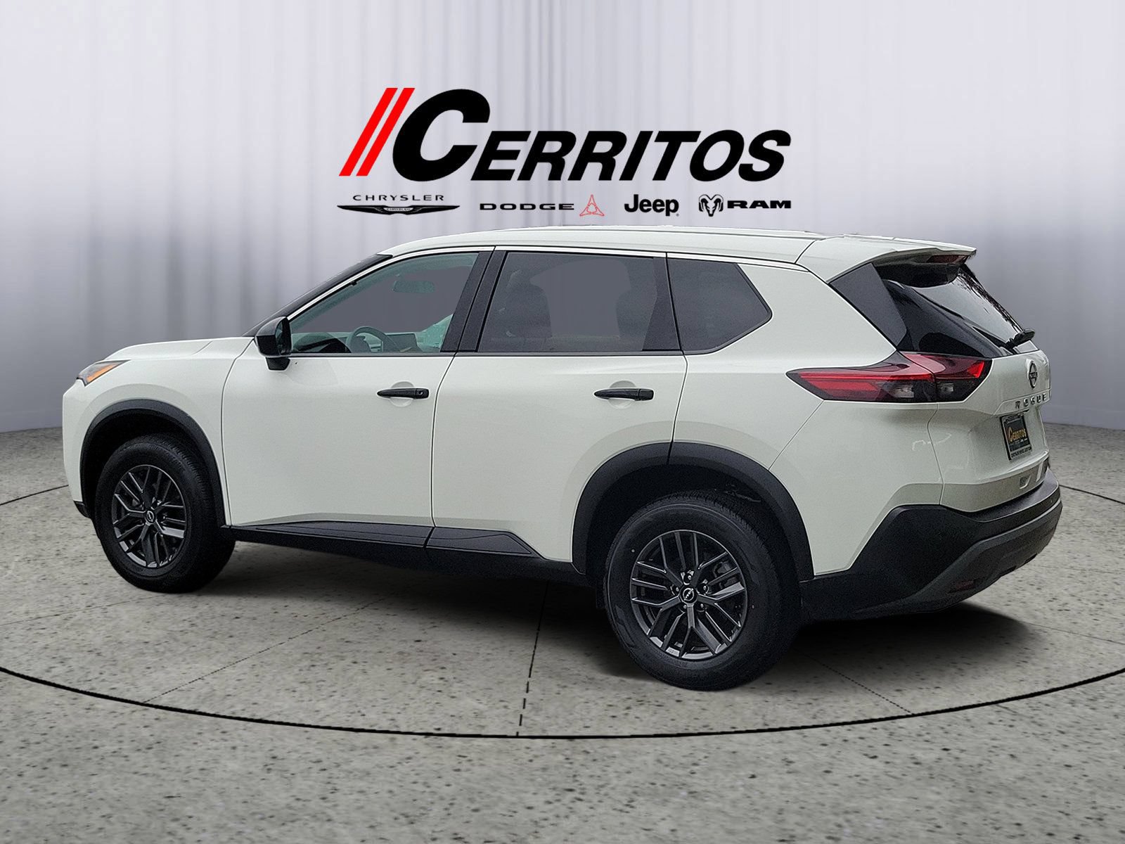 Used 2023 Nissan Rogue S FWD image 2
