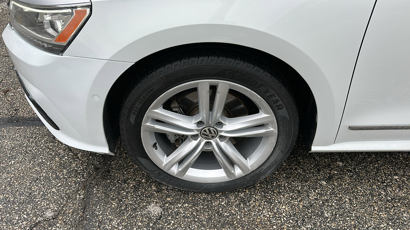 Used 2018 Volkswagen Passat 2.0T SEL Premium FWD image 8