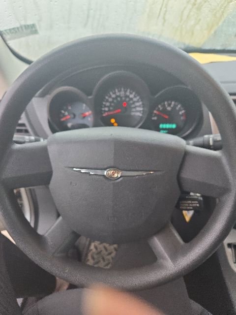 Used 2010 Chrysler Sebring Touring FWD image 6