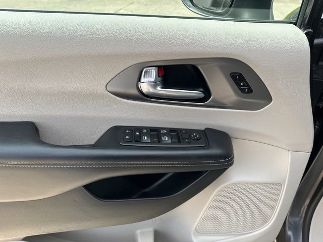 Used 2023 Chrysler Pacifica Touring-L FWD image 10
