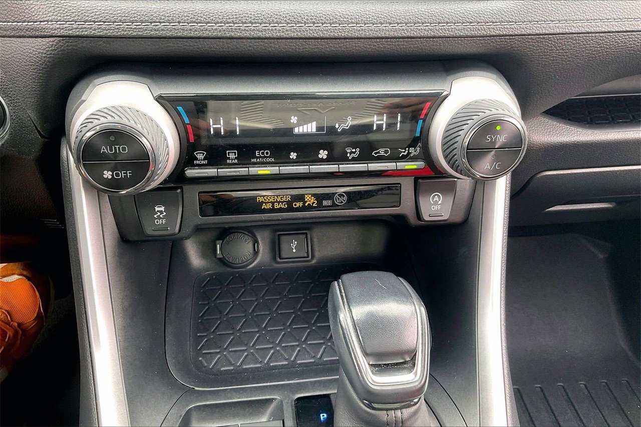Used 2020 Toyota RAV4 XLE Premium image 19