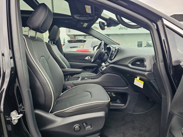 New 2026 Chrysler Pacifica Limited FWD image 10