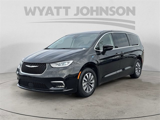 Used 2024 Chrysler Pacifica Select
