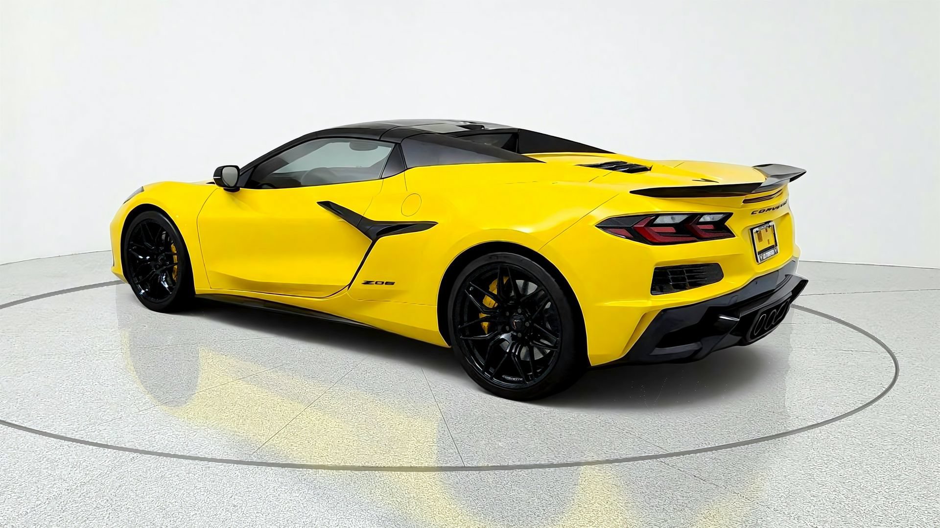 Used 2025 Chevrolet Corvette Z06 w/ Stealth Interior Trim Package RWD image 3
