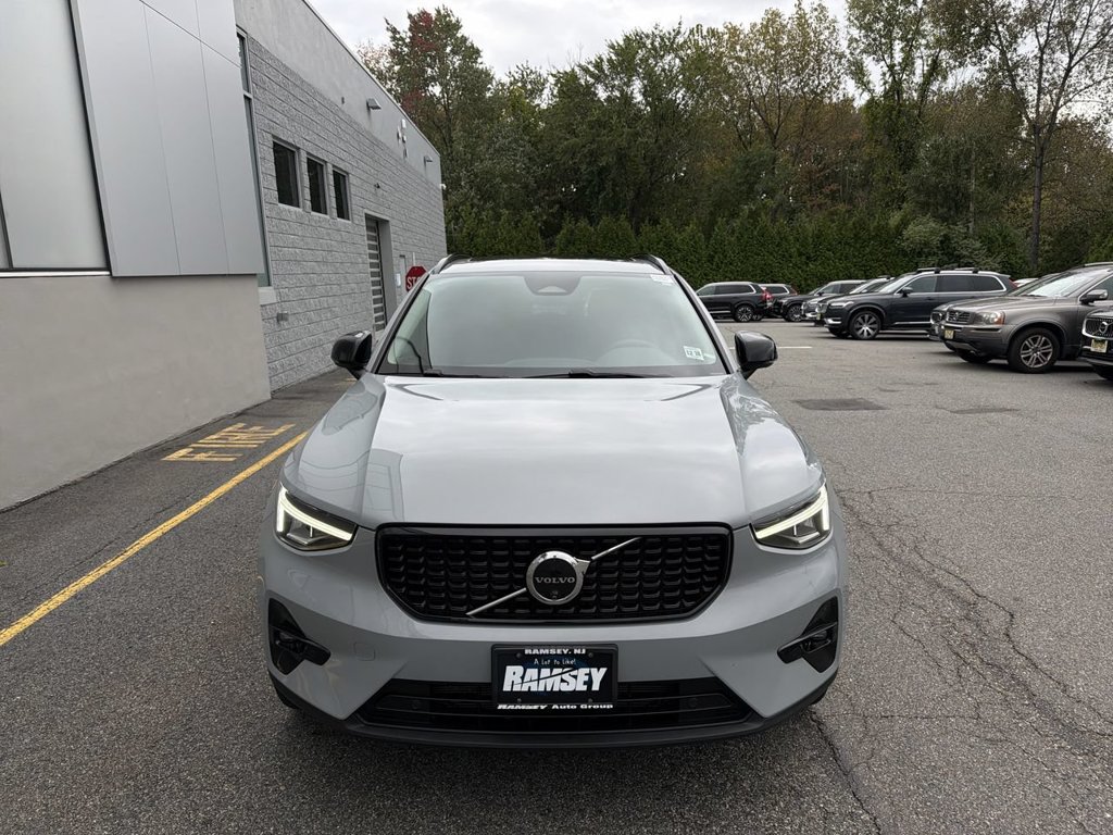 Certified 2024 Volvo XC40 B5 Plus w/ Climate Package AWD/4WD image 3