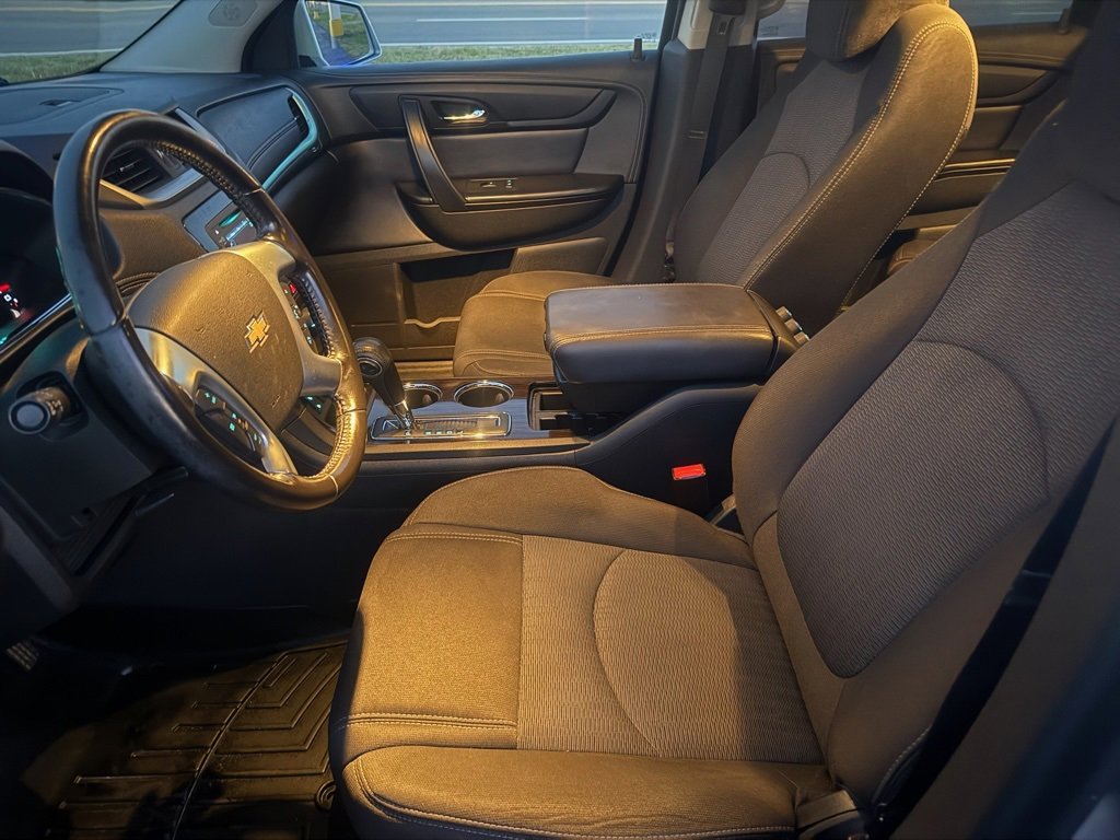 Used 2017 Chevrolet Traverse LT w/ Style and Technology Package image 9