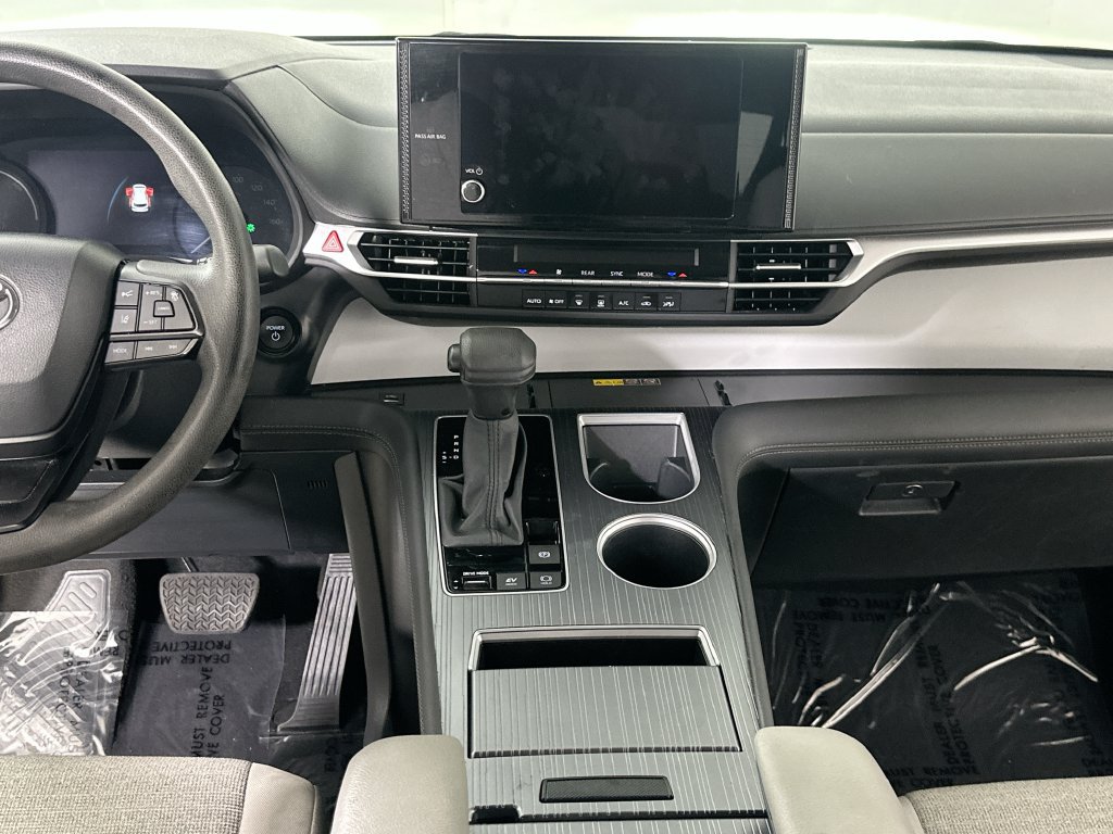 Used 2025 Toyota Sienna LE FWD image 21