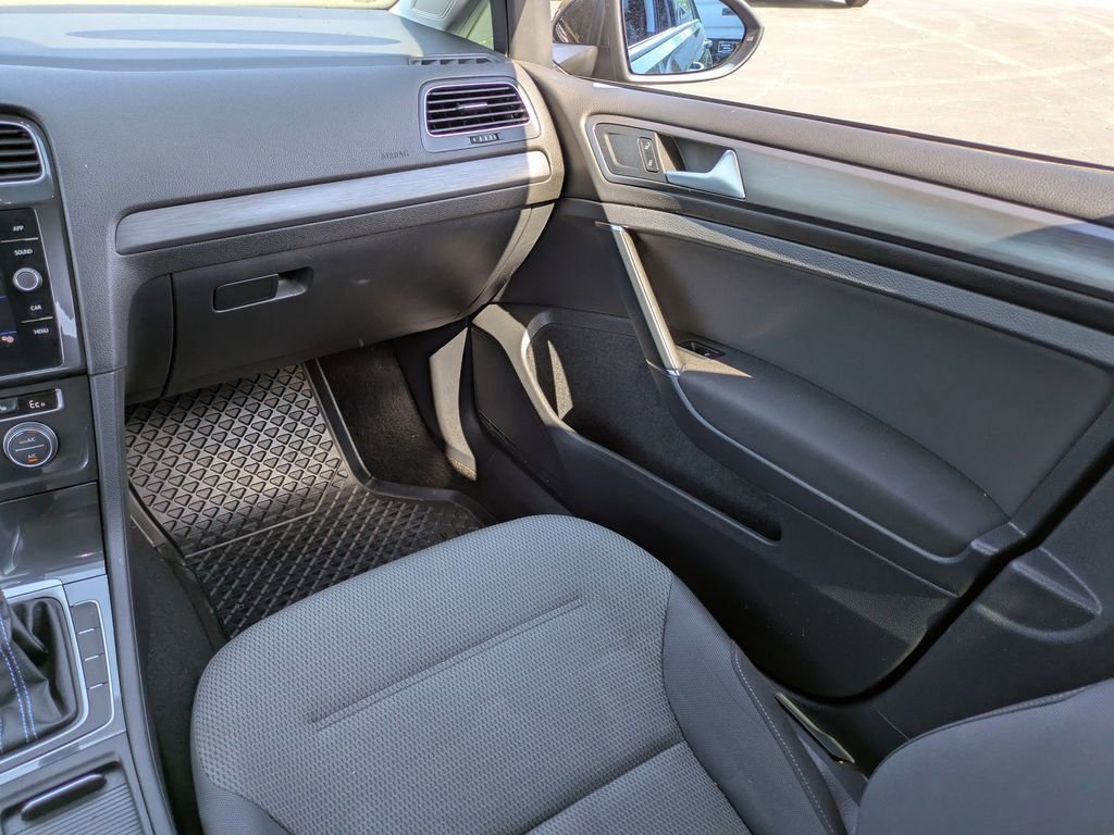 Used 2019 Volkswagen e-Golf SE image 17