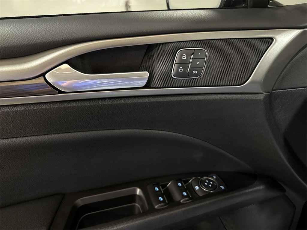 Used 2017 Ford Fusion SE w/ Fusion SE Technology Package image 21