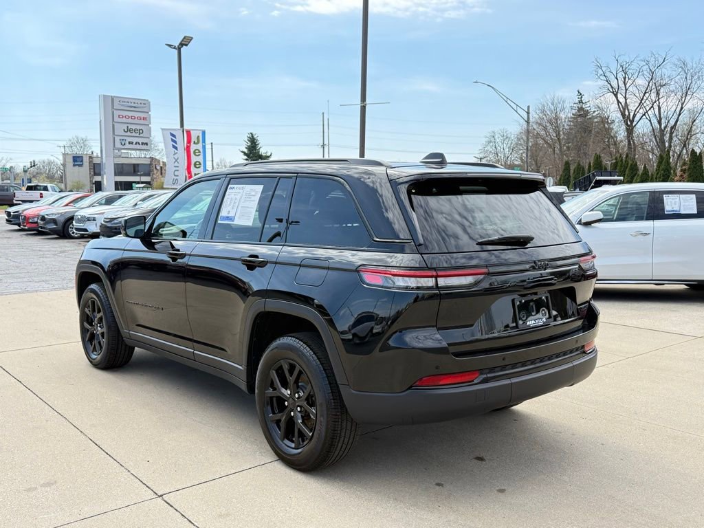Used 2025 Jeep Grand Cherokee Altitude image 5