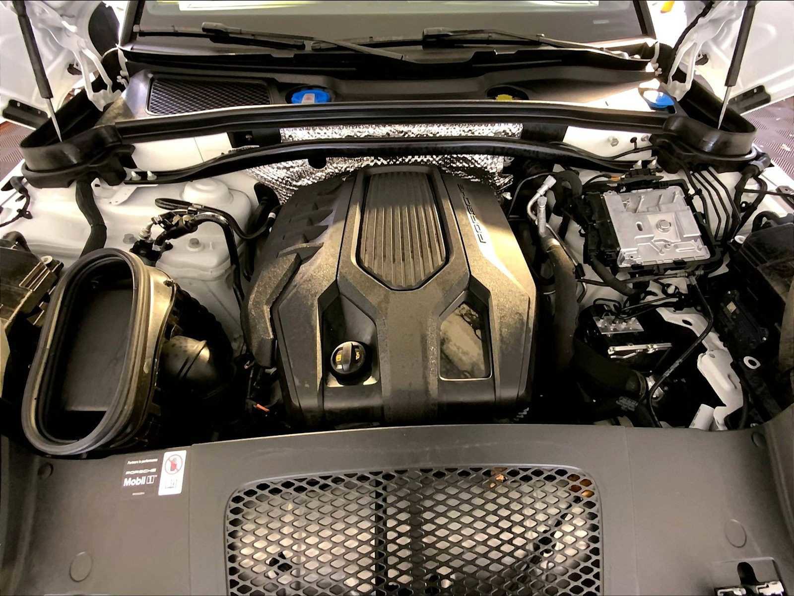 Certified 2025 Porsche Macan image 32