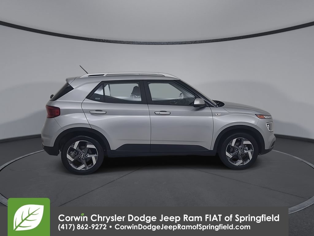 Used 2025 Hyundai Venue SEL FWD image 17