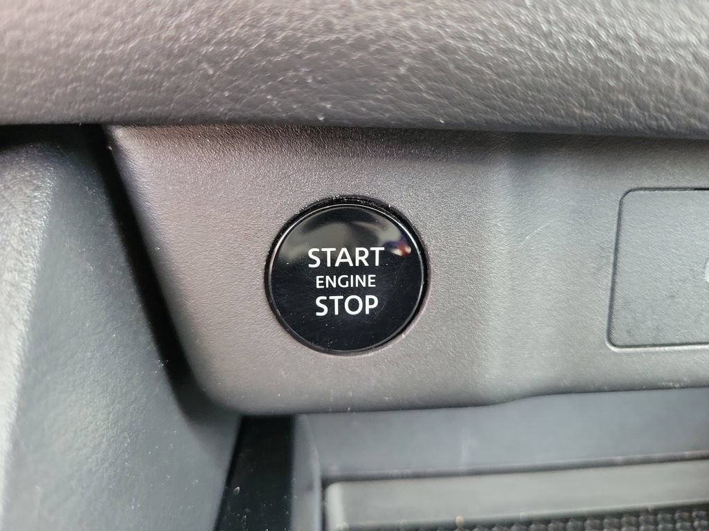 Used 2025 Nissan Rogue SV FWD image 30