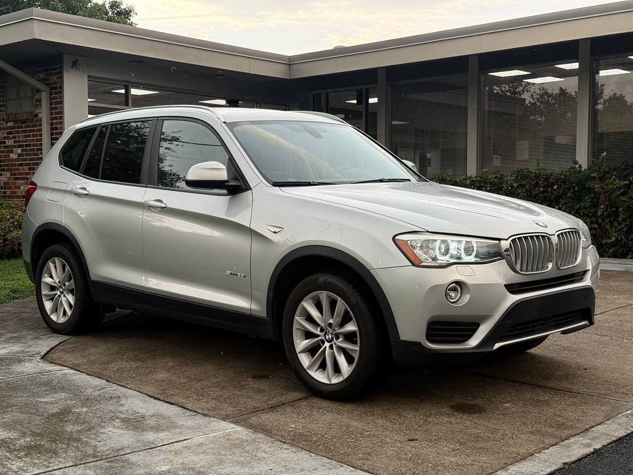 Used 2017 BMW X3 sDrive28i RWD image 3