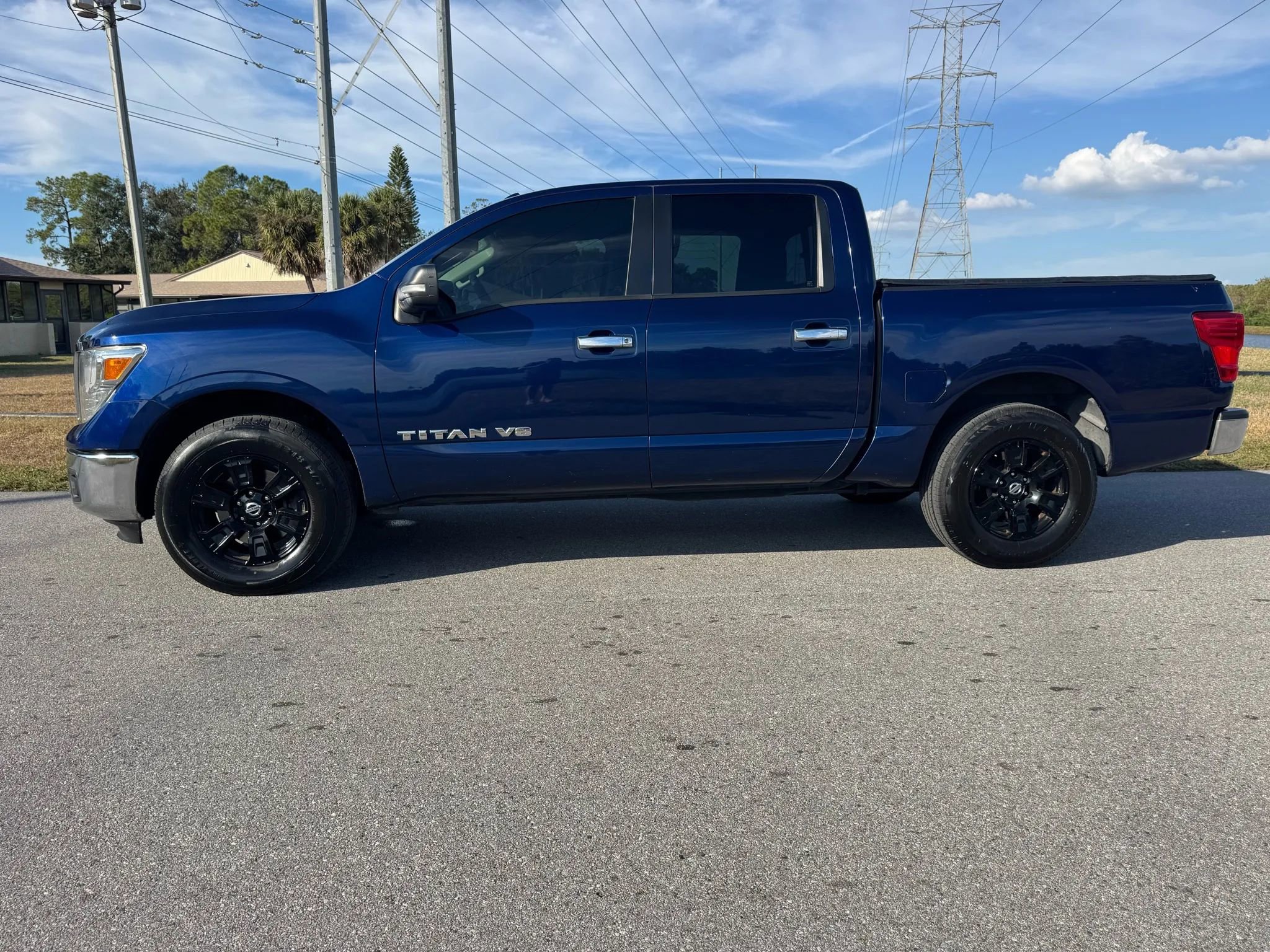 Used 2018 Nissan Titan SV image 3