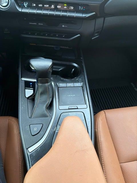 Used 2022 Lexus UX 200 w/ Premium Package FWD image 18