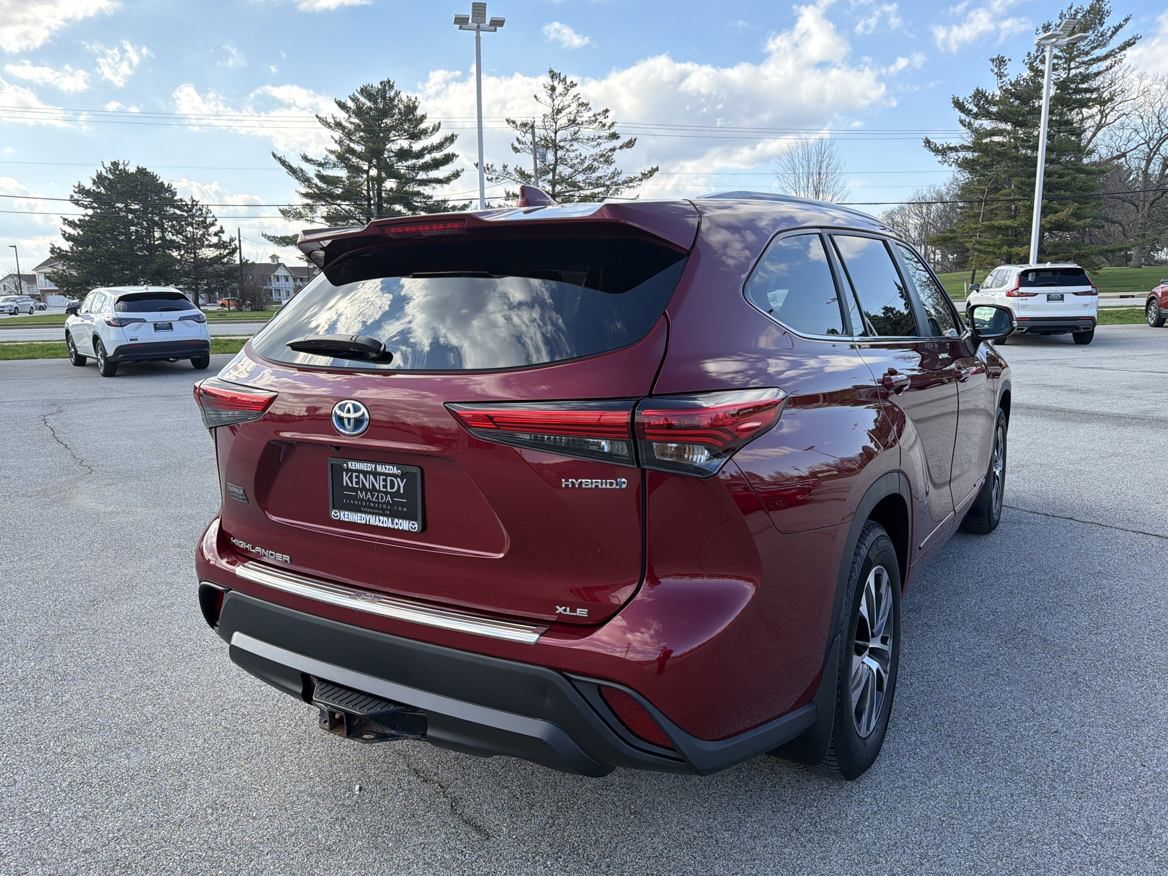 Used 2023 Toyota Highlander XLE AWD/4WD image 3