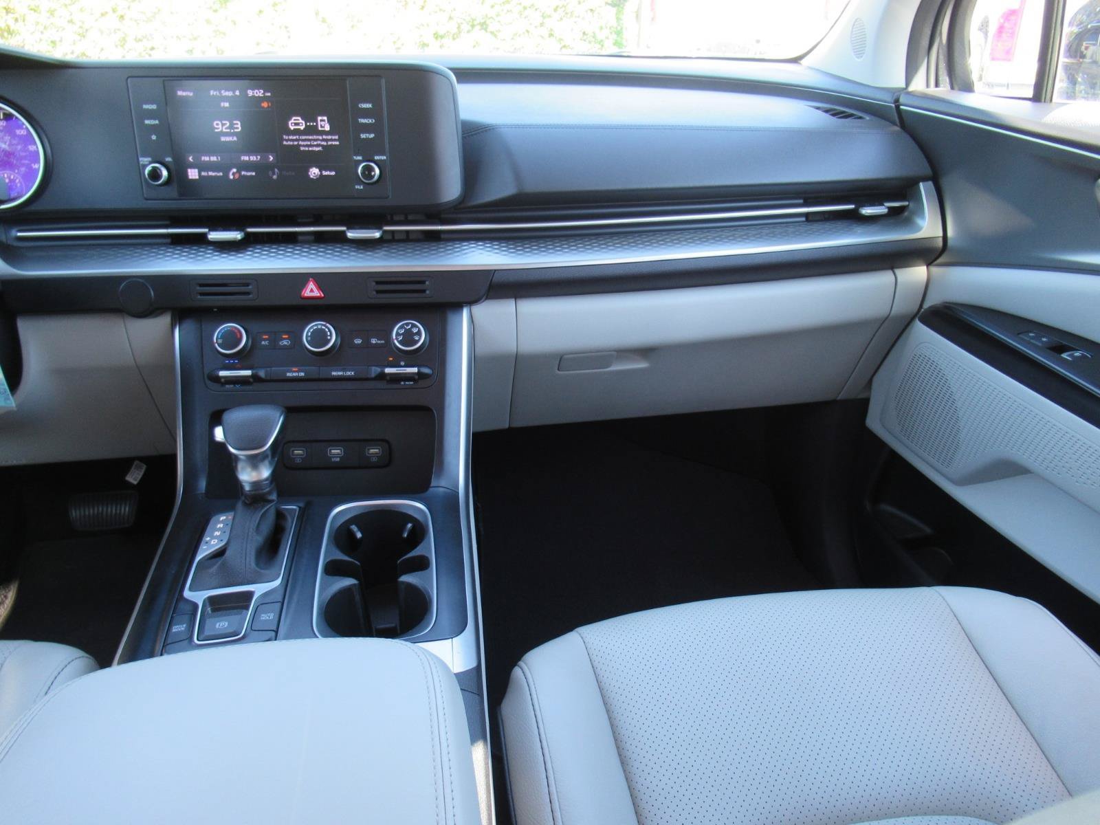 Used 2022 Kia Carnival LX FWD image 17