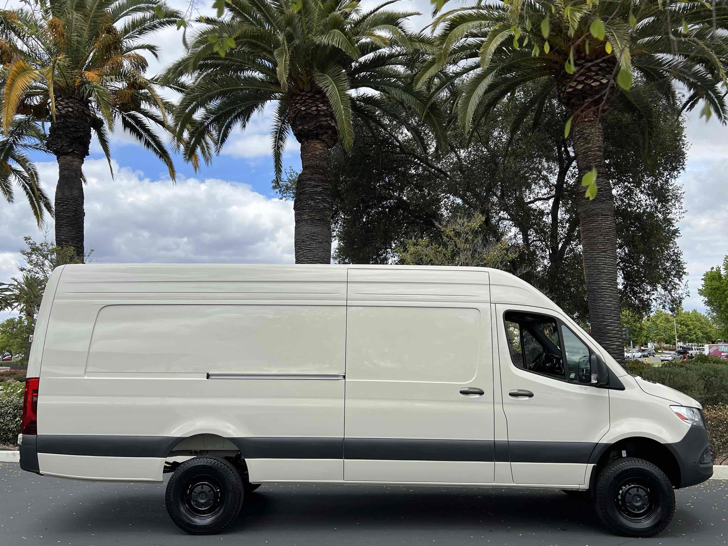 Used 2025 Mercedes-Benz Sprinter 2500 image 18