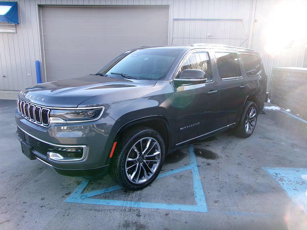 Used 2023 Jeep Wagoneer Series III w/ Premium Group I AWD/4WD image 1