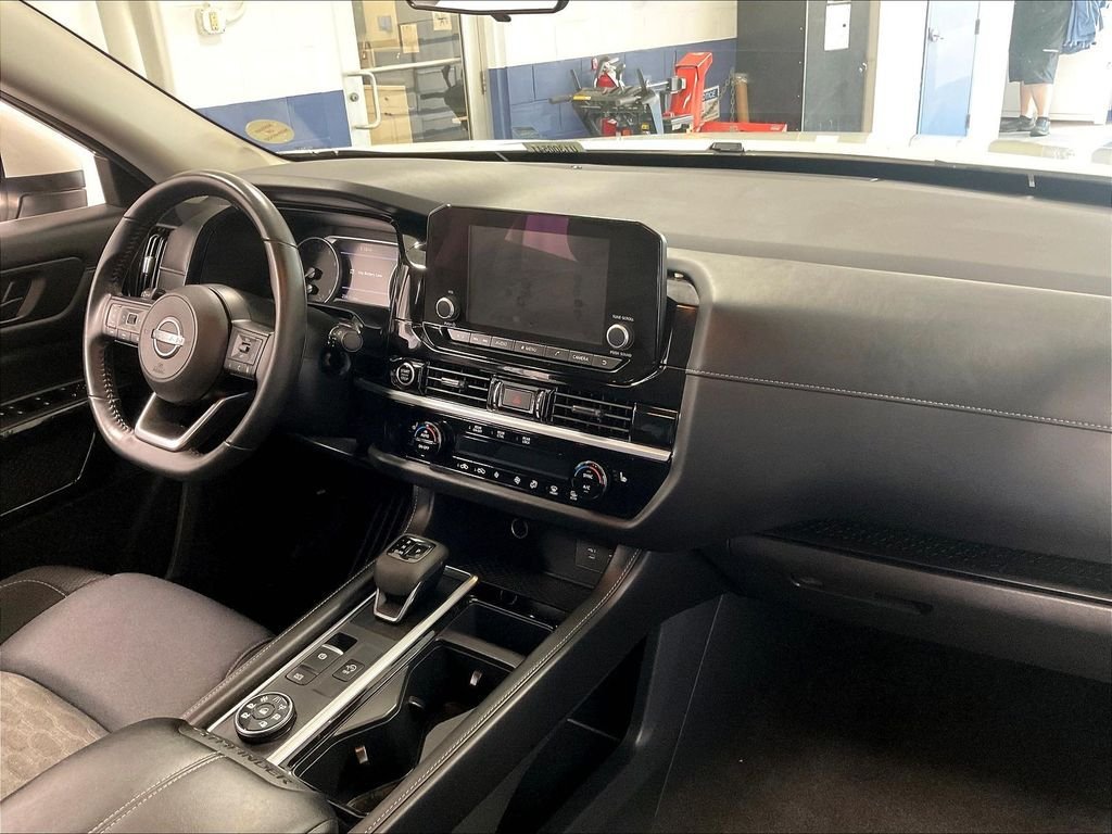 Used 2024 Nissan Pathfinder SV w/ Black Appearance Package AWD/4WD image 14