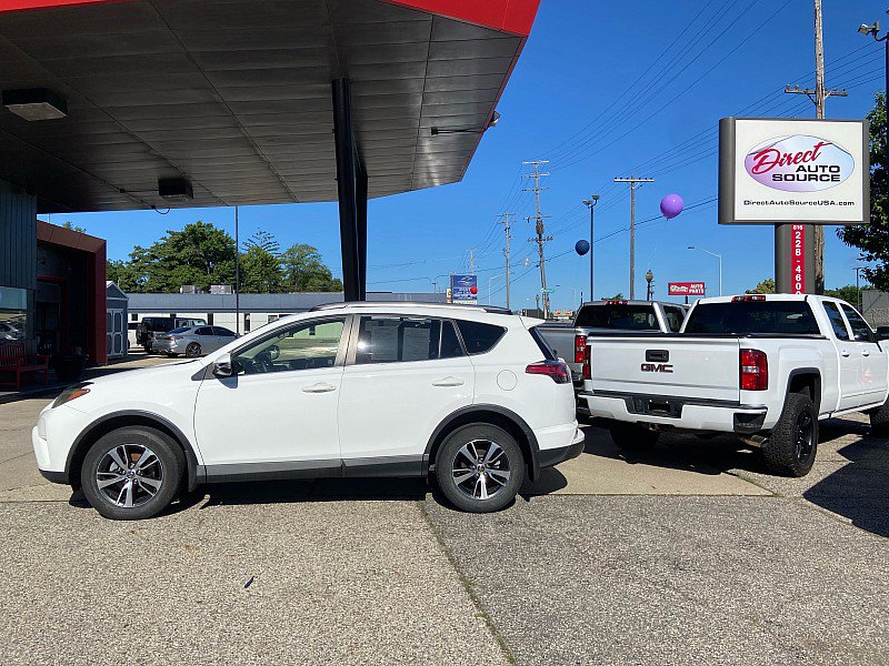 Used 2018 Toyota RAV4 XLE AWD/4WD image 1