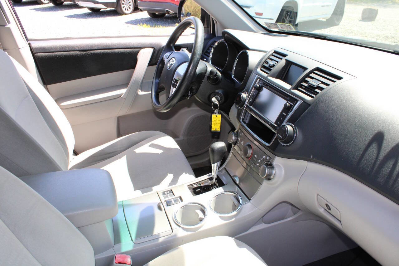 Used 2013 Toyota Highlander Plus AWD/4WD image 12