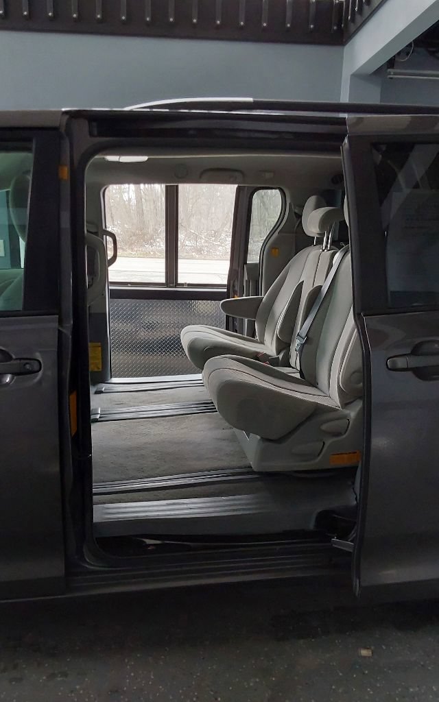 Used 2011 Toyota Sienna LE FWD image 31